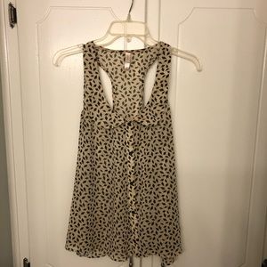 Airy Collared Sleeveless Blouse